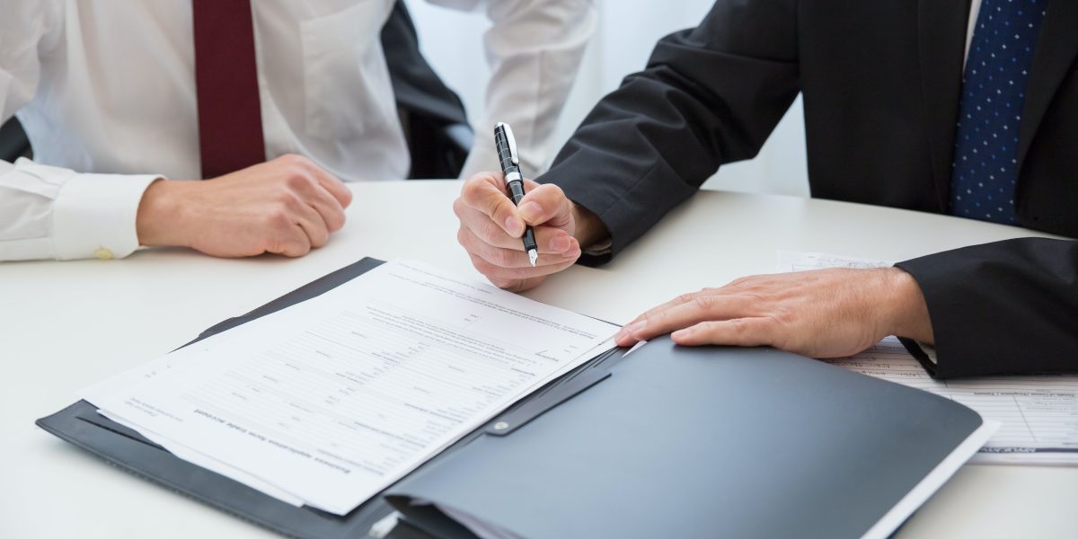 Hombres firmando un contrato